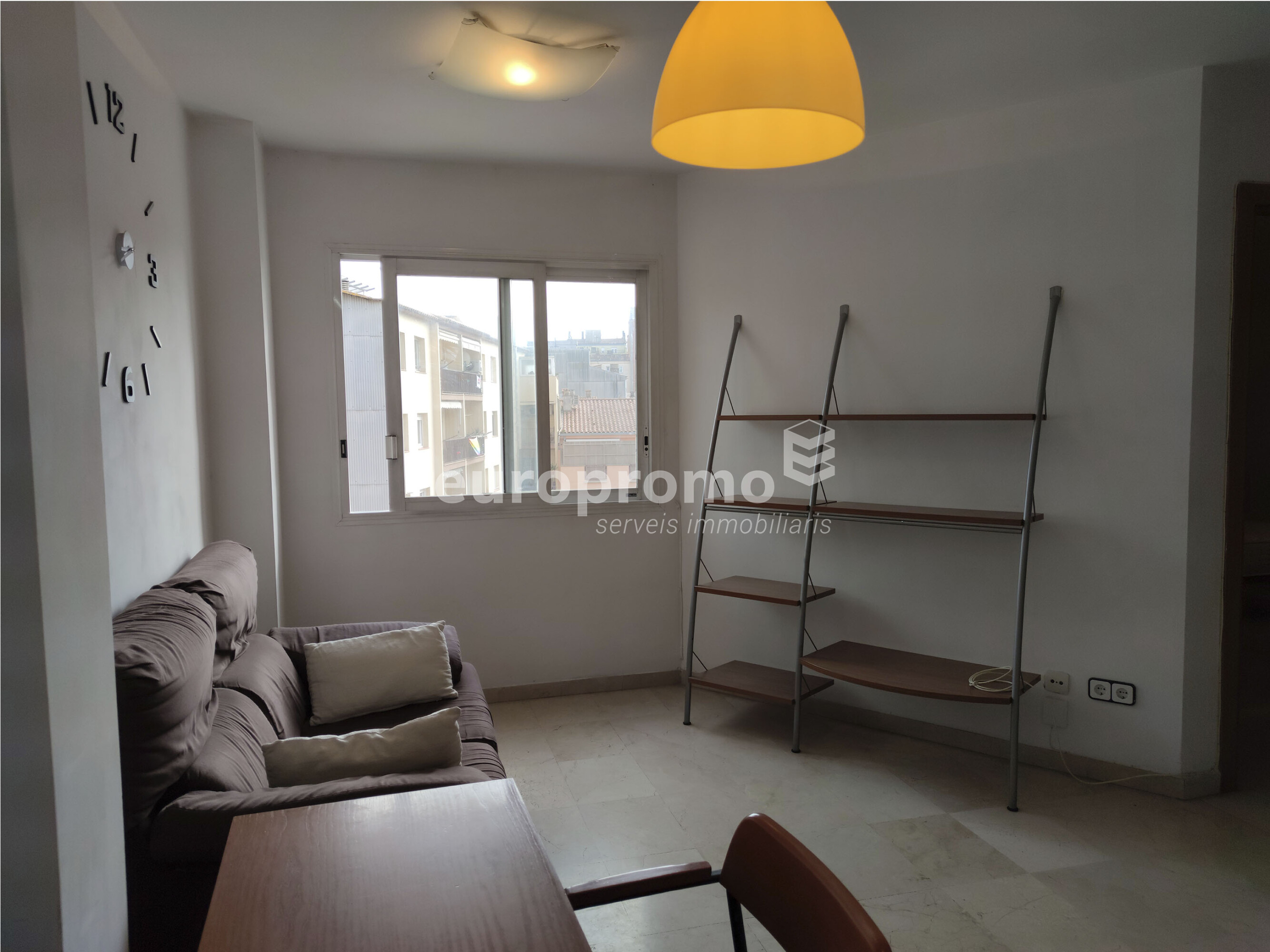 Pis acollidor d'una habitació amb despatx al centre de Girona!